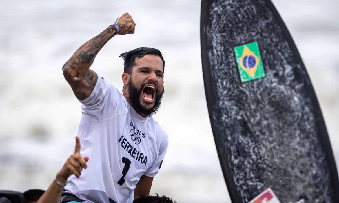 Ítalo Ferreira conquista 1º ouro olímpico do surfe para o Brasil