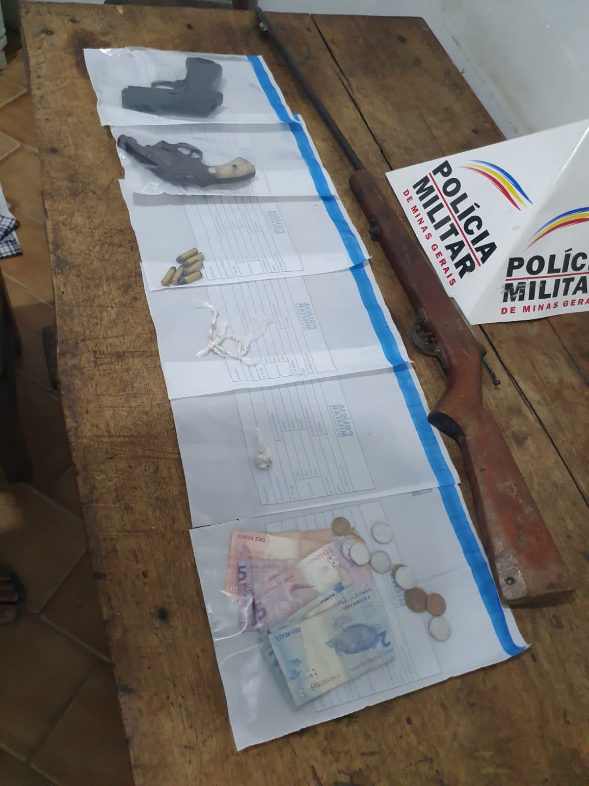 Serra dos Aimorés: Polícia Militar prende traficante e aprende armas e drogas ilícitas Durante operação preventiva.