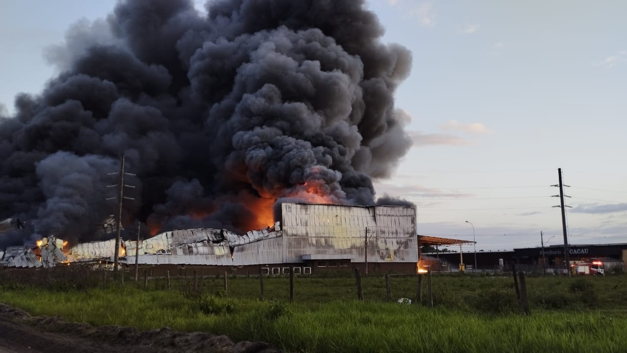 Incêndio atinge fábrica da Cacau Show em Linhares, no Norte do ES