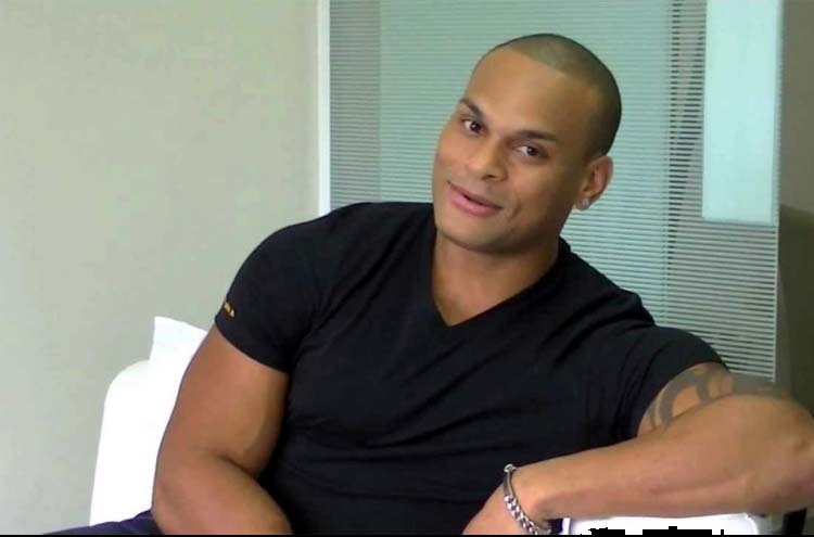 Tony Salles é submetido a cirurgia de urgência após passar mal em show