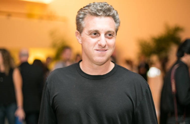Luciano Huck rebate fã e é chamado de machista nas redes