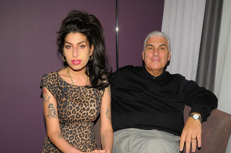Pai de Amy Winehouse diz que vê espírito da cantora com frequência
