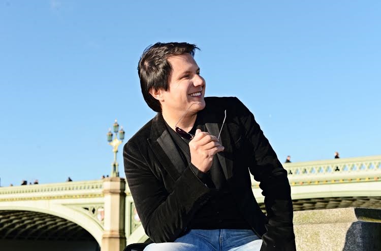 Cantor Giovani viaja de férias e não vai ao velório do próprio pai