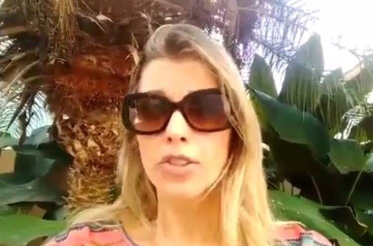 Ex-paquita relata acidente doméstico que queimou parte dos seus olhos