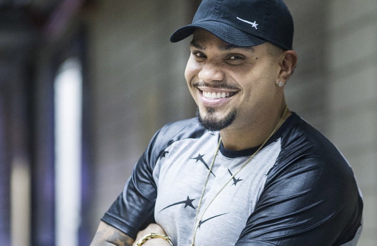 Naldo avalia carreira em baixa e relação com Chris Brown