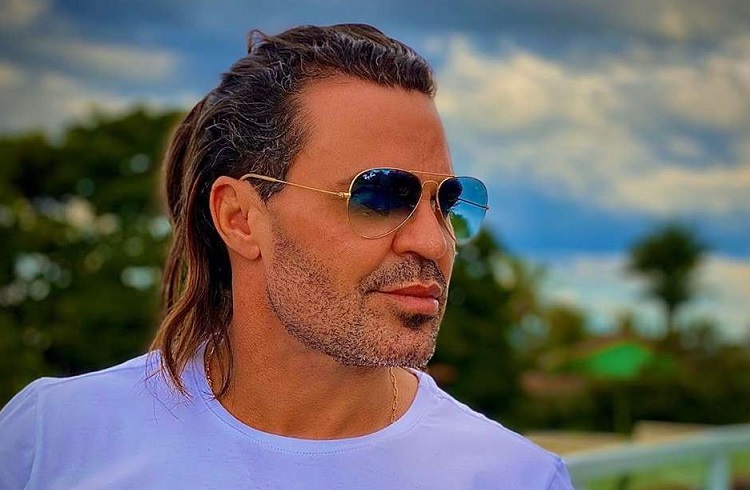 Eduardo Costa chora, diz que quer parar carreira e se desculpa com Thaeme