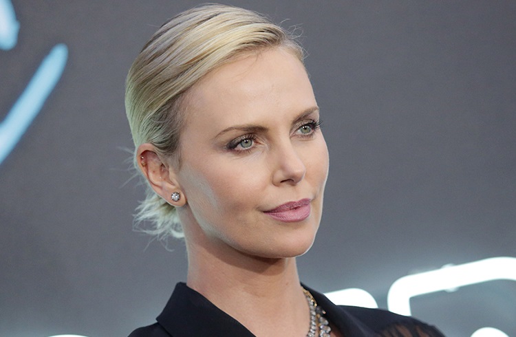 Charlize Theron diz que está solteira há 10 anos: 'Tomar coragem'