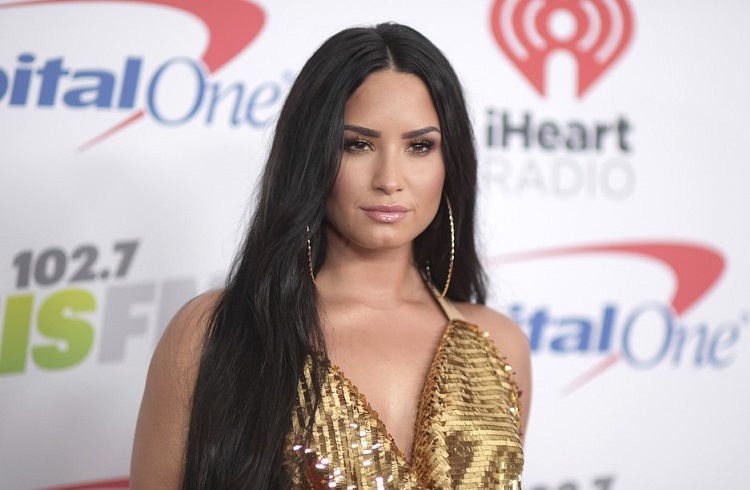 Demi Lovato desabou em lágrimas ao dizer aos pais que é bissexual