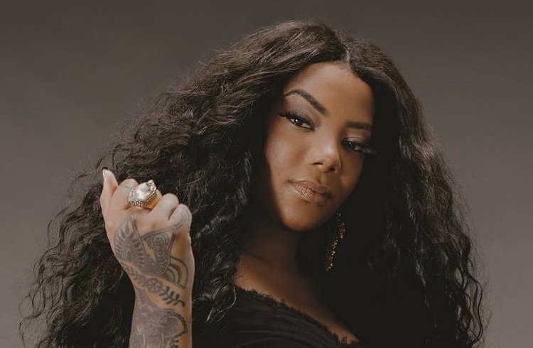 Ludmilla é apresentada a agentes nos EUA e decide que cantará em português