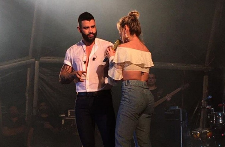 Gusttavo Lima fala de sexo e leva bronca de Andressa em pleno palco