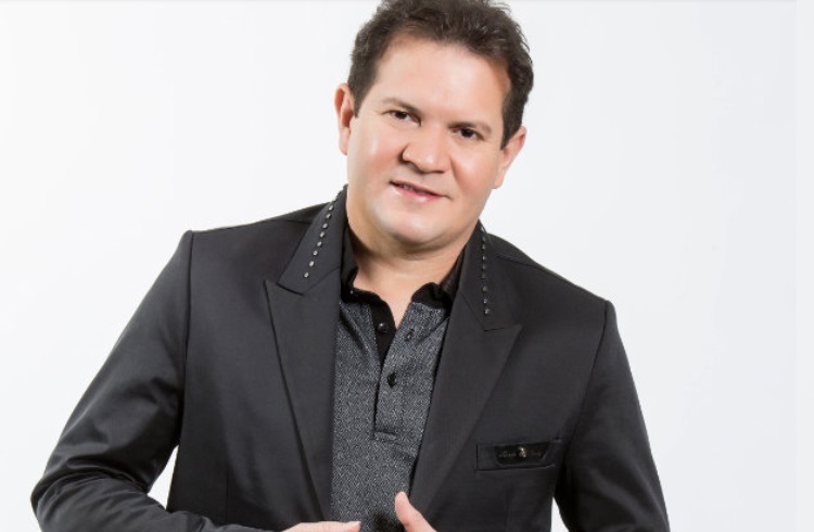 Ximbinha chuta celular de fã durante show no interior do Pará