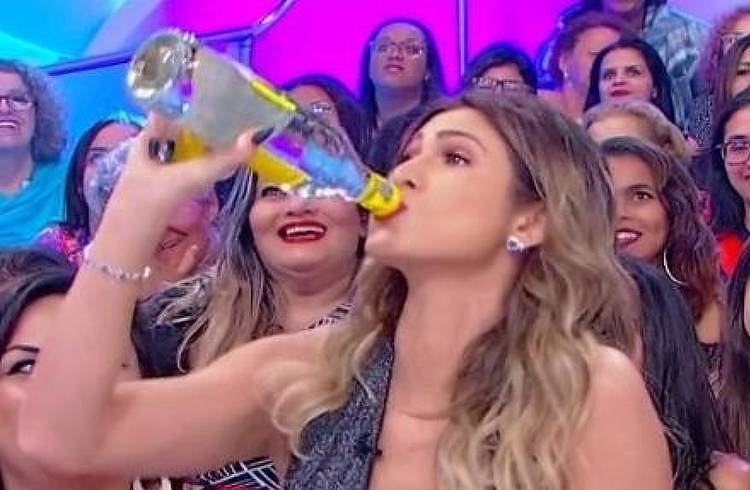 Após expulsão, Lívia Andrade nega que estava bêbada no SBT: "entrei na brincadeira"