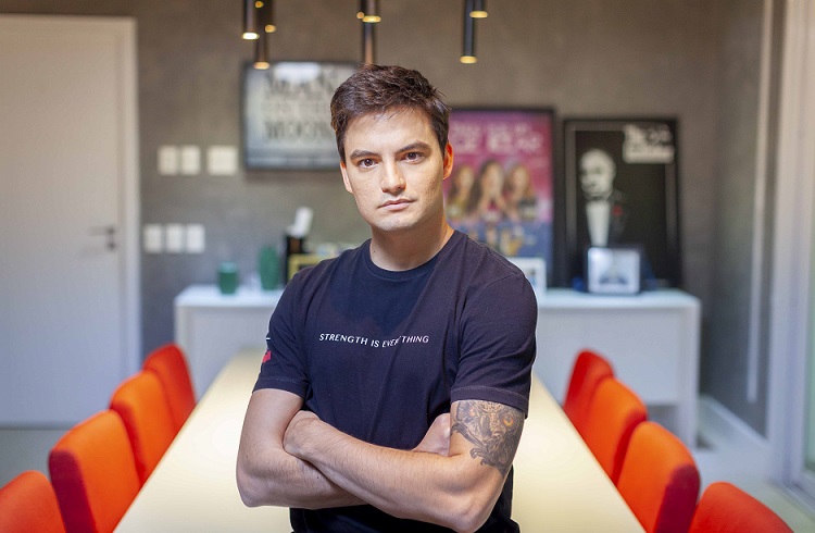 Felipe Neto critica atitude de fãs de K-Pop e gera discussão no Twitter
