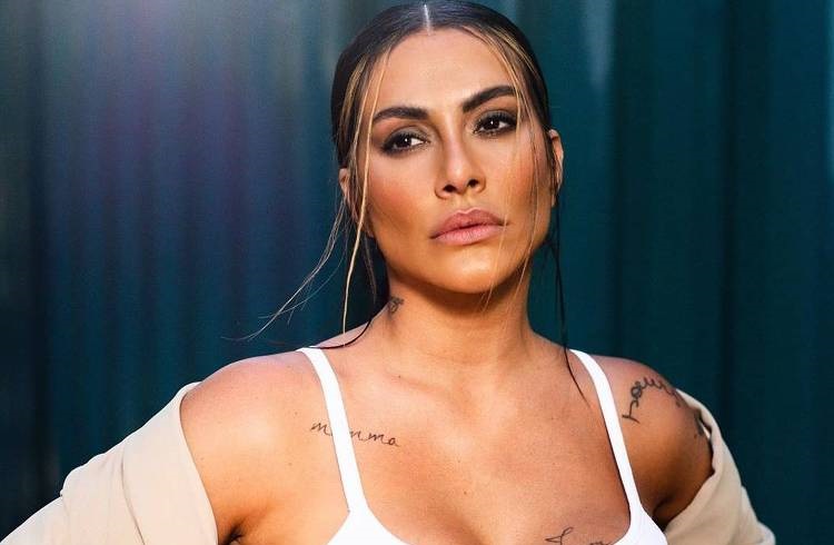 Cleo diz que homens rotulam mulheres livres: "Acham que você vai sair dando"