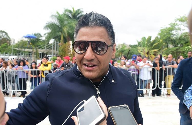 Maquiador de Gugu desabafa: “Vida dele está mais exposta que frango de padaria”