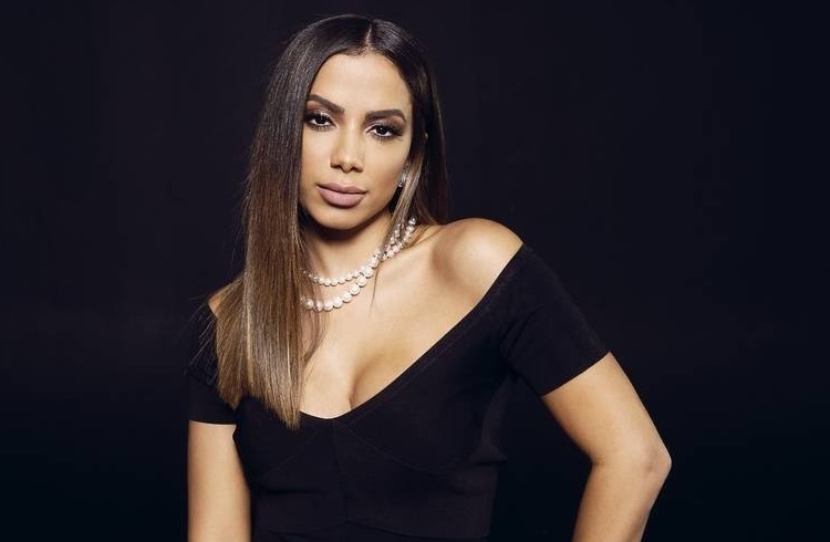 Anitta comenta boatos de gravidez :”Me erra pelo amor de Deus”