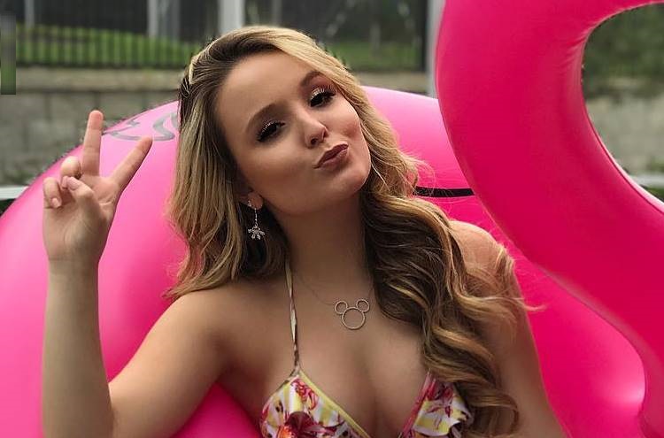 Larissa Manoela rebate críticas e nega que tenha colocado silicone