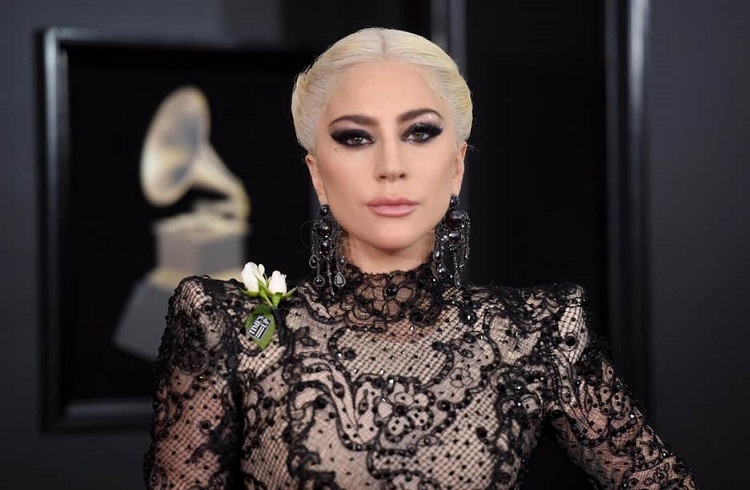 Lady Gaga fala sobre autoaceitação em entrevista: "Nunca me senti bonita"
