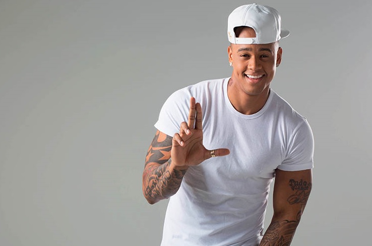 Léo Santana pede desculpas após parar show e chamar fã pra briga no ES