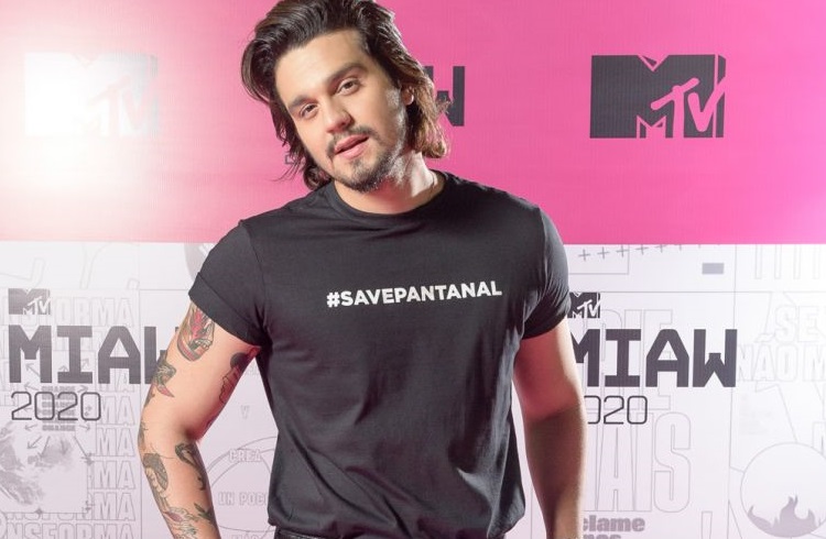 Luan Santana faz live no Pantanal e leiloa figurino em prol da região