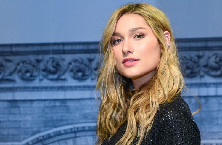 Sasha Meneghel assina com agência de modelos que representa tops