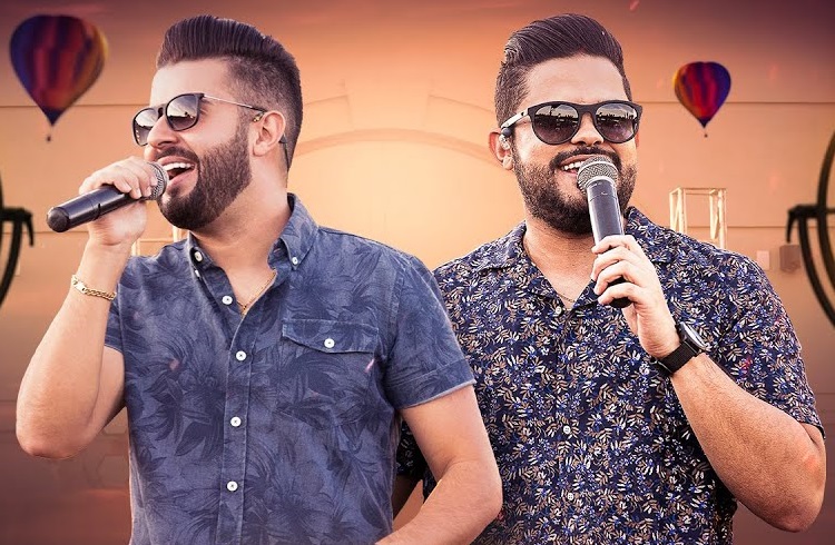 Douglas e Vinícius comentam sucesso do hit 'Figurinha' na Indonésia