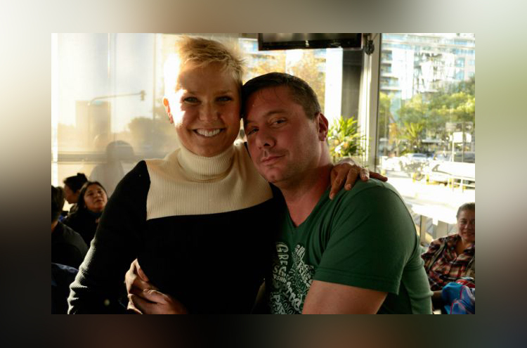Fã de Xuxa morre após reencontrá-la e passar mal na Argentina