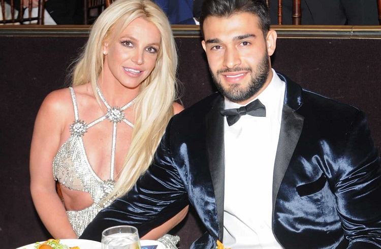 Por medo de golpe, pai de Britney Spears veta casamento da filha
