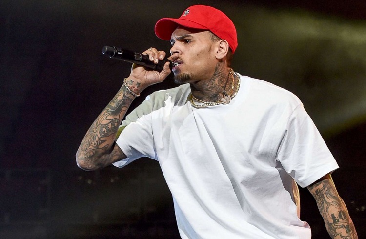 Chris Brown é preso em Paris após acusação de estupro