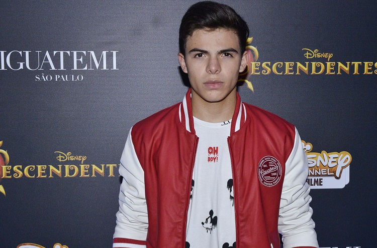 Thomaz Costa chora ao relatar agressões do pai: 'Chamei a polícia'