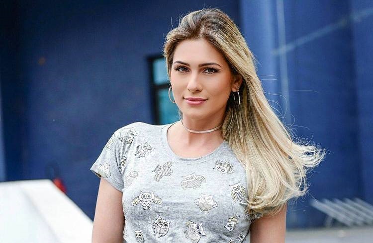 Lívia Andrade manda indireta para Silvio Santos