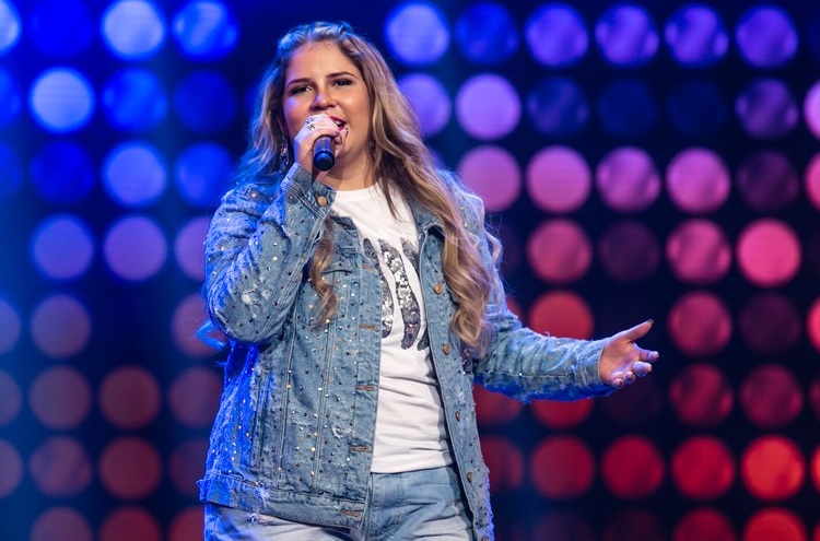 Fã acerta Marília Mendonça com celular durante show em MG