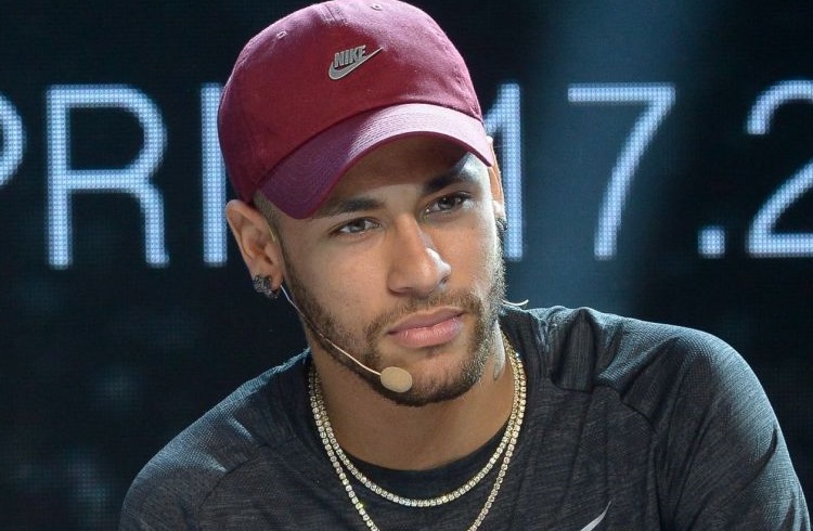 Neymar fica revoltado após ser flagrado beijando modelo