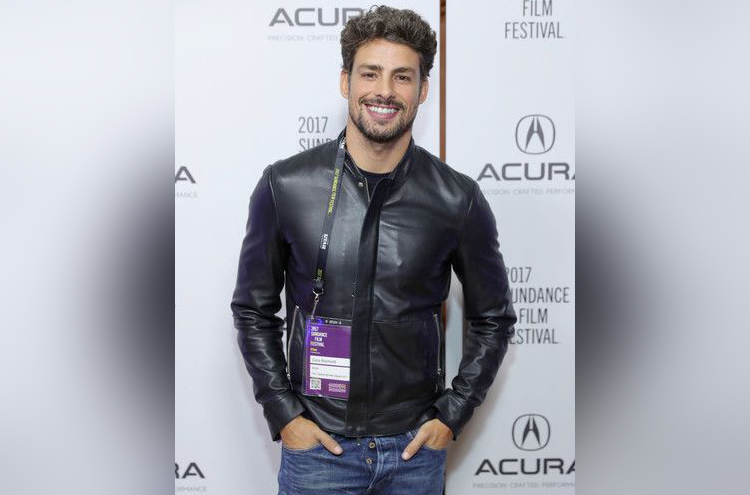 Cauã diz não ver diferença em fazer cena de sexo com homem ou mulher