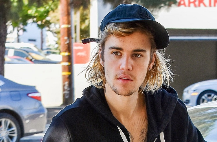 Justin Bieber é visto em igreja e diz estar passando por 'tempos difíceis'